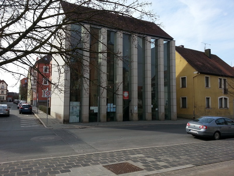 Eingang zur Iss Was-Ausgabestelle Neustadt/Aisch